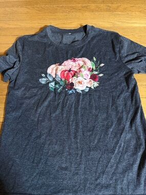 Super Soft Charcoal Graphic Tee with Pink & Red Floral Pumpkin Sz L